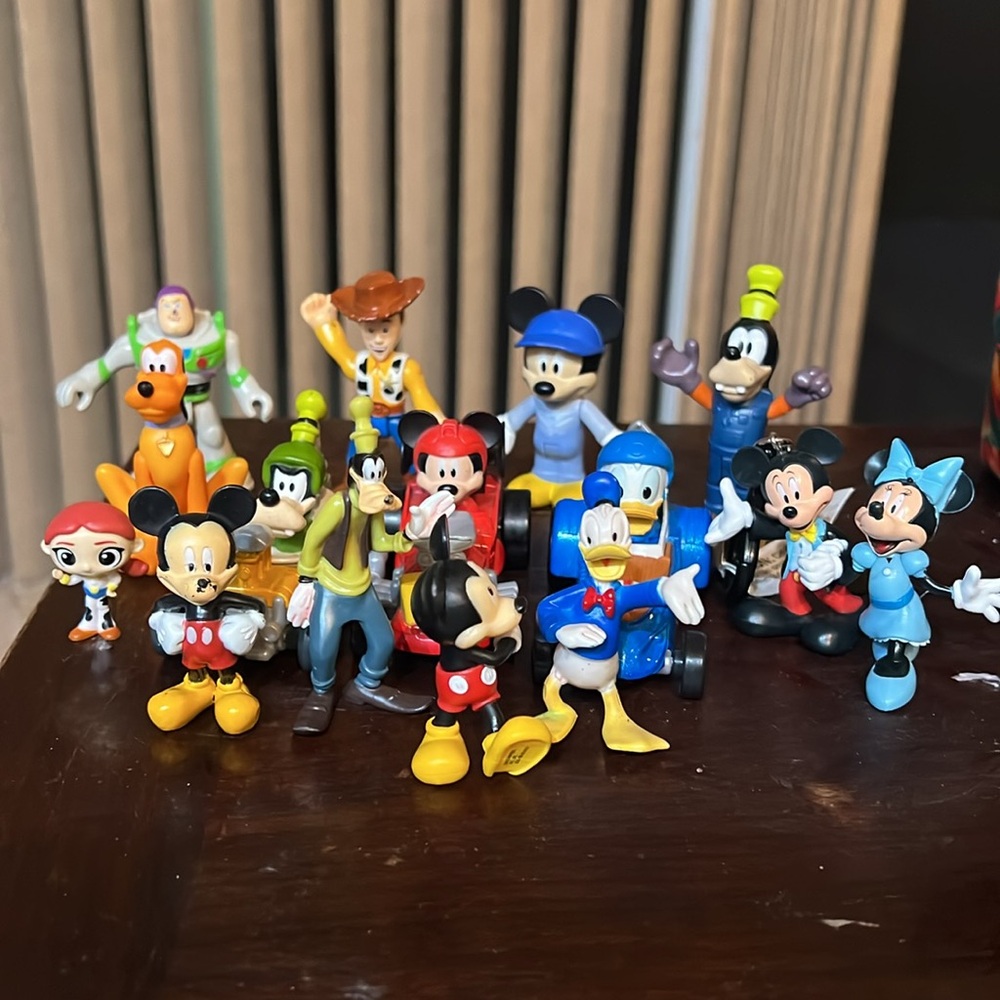 Disney Pixar mini action figures,clip and race cars
